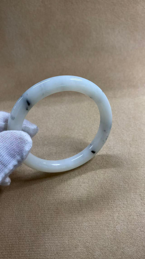 Batu giok Xiuyan yang istimewa – Abu-abu Gunung Jauh, diameter dalam: 55 mm. Semua batu terbentuk secara alami. Harga sudah termasuk ongkos kirim dan pajak.