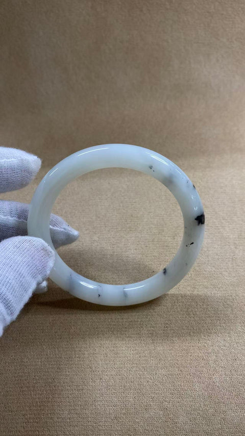Batu giok Xiuyan yang istimewa – Abu-abu Gunung Jauh, diameter dalam: 55 mm. Semua batu terbentuk secara alami. Harga sudah termasuk ongkos kirim dan pajak.