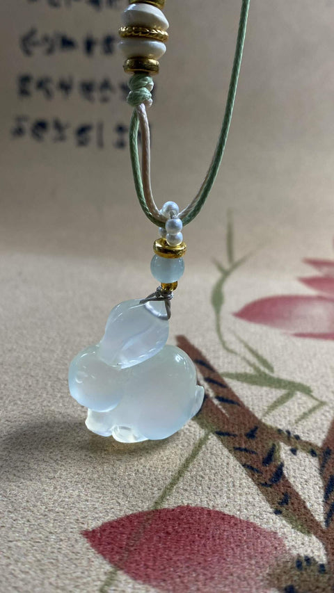 Kelinci Giok: Giok Xiuyan yang indah, jenis es—kelinci giok tiga dimensi, melambangkan kemakmuran dan keberuntungan. Dimensi: 27,7 x 30,8 mm. Harga sudah termasuk ongkos kirim dan pajak.