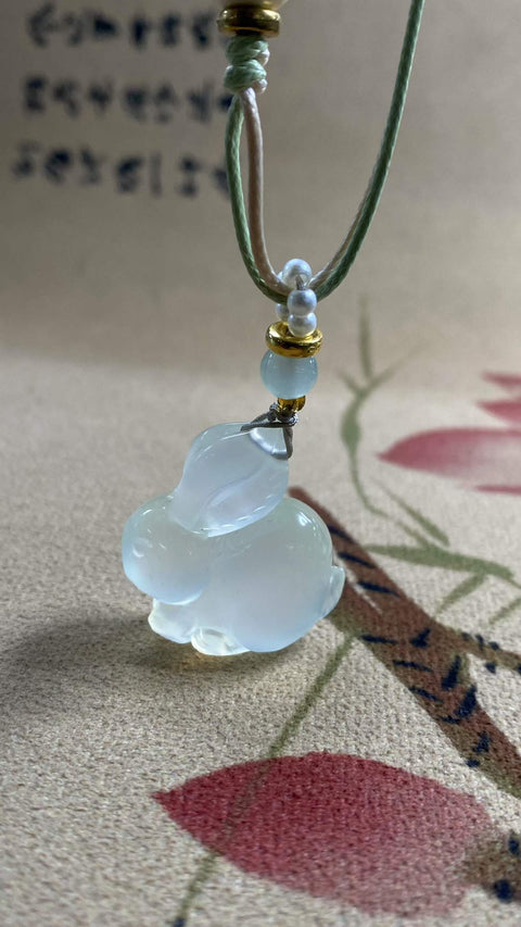 Kelinci Giok: Giok Xiuyan yang indah, jenis es—kelinci giok tiga dimensi, melambangkan kemakmuran dan keberuntungan. Dimensi: 27,7 x 30,8 mm. Harga sudah termasuk ongkos kirim dan pajak.