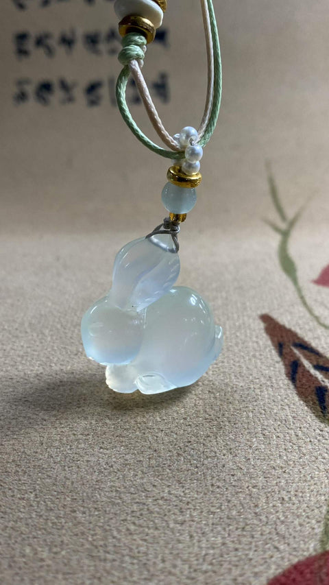 Kelinci Giok: Giok Xiuyan yang indah, jenis es—kelinci giok tiga dimensi, melambangkan kemakmuran dan keberuntungan. Dimensi: 27,7 x 30,8 mm. Harga sudah termasuk ongkos kirim dan pajak.