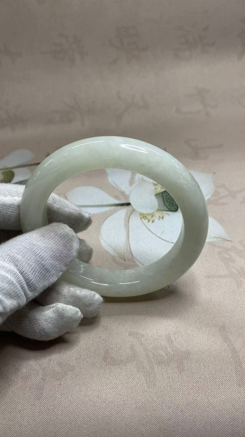 Gelang giok Xiuyan putih berkilauan yang indah, diameter dalam: 58,2 mm, lebar tepi: 13,3 mm, termasuk ongkos kirim dan pajak.