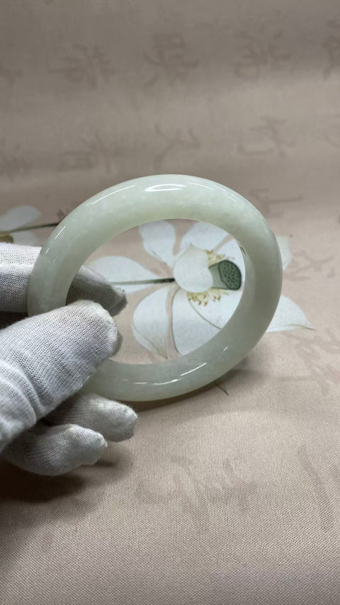 Gelang giok Xiuyan putih berkilauan yang indah, diameter dalam: 58,2 mm, lebar tepi: 13,3 mm, termasuk ongkos kirim dan pajak.