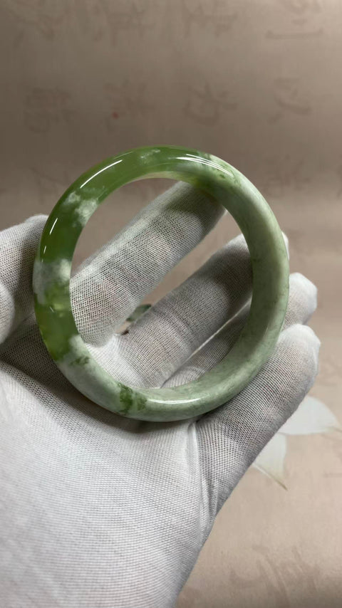 Gelang giok Xiuyan yang indah dengan motif kuncup hijau dan tutup susu, menampilkan satu keping giok dan satu kuncup hijau. Diameter dalam: 64,8 mm, lebar tepi: 15,1 mm. Harga sudah termasuk ongkos kirim dan pajak.