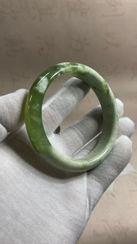 Gelang giok Xiuyan yang indah dengan motif kuncup hijau dan tutup susu, menampilkan satu keping giok dan satu kuncup hijau. Diameter dalam: 64,8 mm, lebar tepi: 15,1 mm. Harga sudah termasuk ongkos kirim dan pajak.
