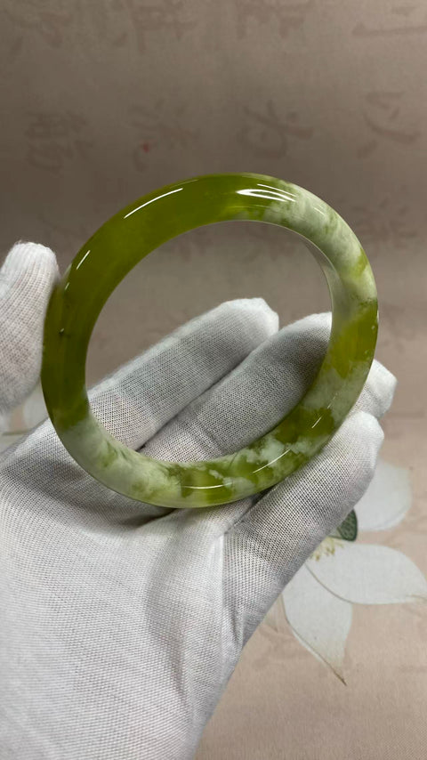 Gelang giok Xiuyan yang indah dengan kuncup hijau dan satu kuncup hijau, diameter dalam: 65mm, lebar tepi: 13,1mm, termasuk ongkos kirim dan pajak.