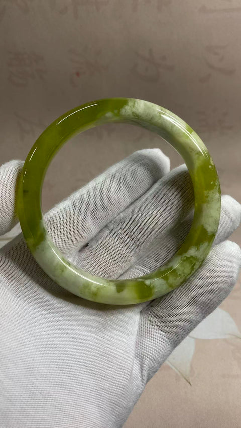 Gelang giok Xiuyan yang indah dengan kuncup hijau dan satu kuncup hijau, diameter dalam: 65mm, lebar tepi: 13,1mm, termasuk ongkos kirim dan pajak.