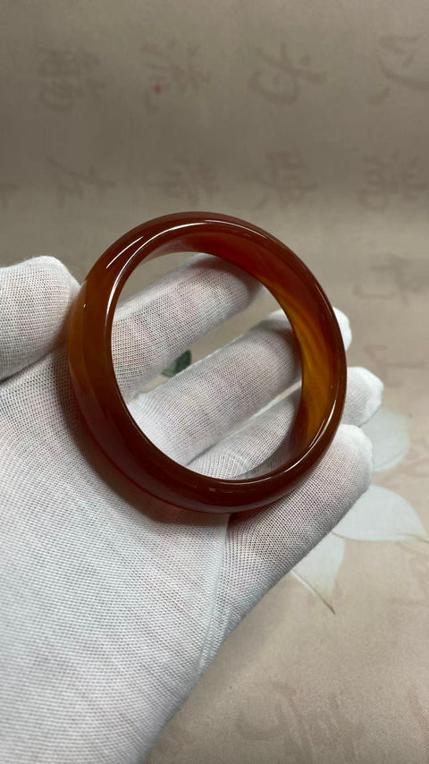 Gelang kalsedon yang indah, warna merah pekat, diameter dalam: 59mm, lebar samping: 15mm. Semua batu terbentuk secara alami. Harga sudah termasuk ongkos kirim dan pajak.