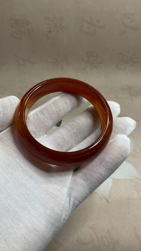 Gelang kalsedon yang indah, warna merah pekat, diameter dalam: 59mm, lebar samping: 15mm. Semua batu terbentuk secara alami. Harga sudah termasuk ongkos kirim dan pajak.
