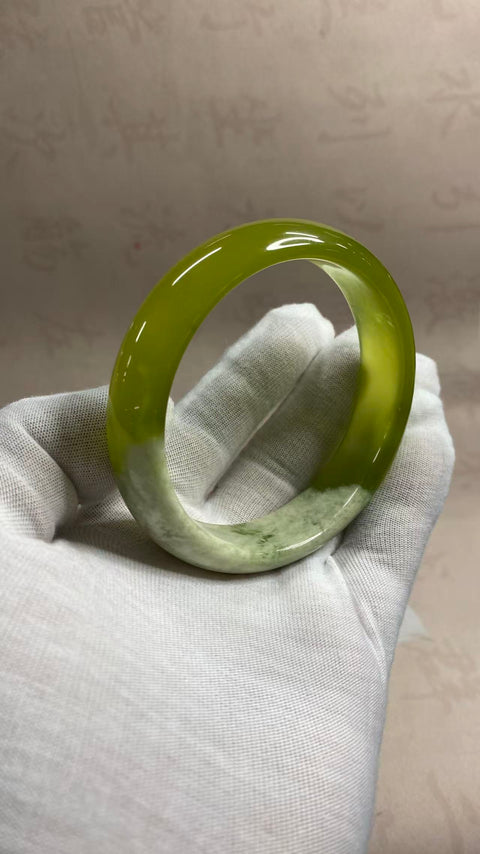 Gelang giok Xiuyan yang indah dengan kuncup hijau dan satu kuncup hijau, diameter dalam: 65mm, lebar tepi: 16,5mm. Semua batu terbentuk secara alami. Termasuk ongkos kirim dan pajak.