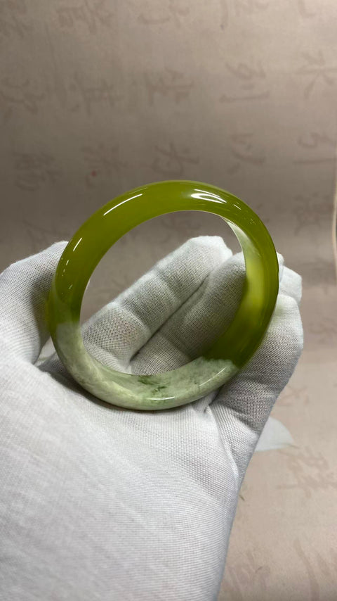 Gelang giok Xiuyan yang indah dengan kuncup hijau dan satu kuncup hijau, diameter dalam: 65mm, lebar tepi: 16,5mm. Semua batu terbentuk secara alami. Termasuk ongkos kirim dan pajak.