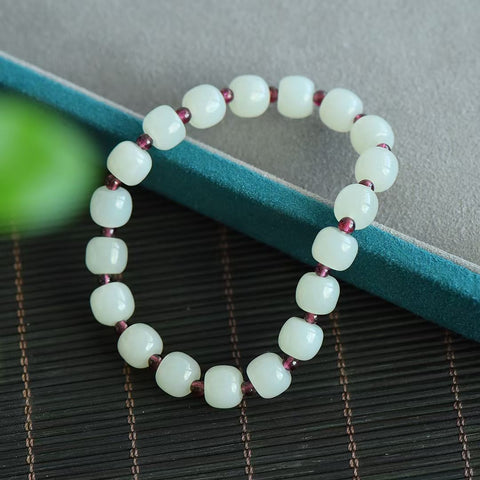 10667#  Gelang Giok Hetian + Delima , Ukuran Sekitar 7*8 cm  Makna Keberhasilan dalam cinta, karier, dan kekayaan. (Termasuk ongkos kirim dan pajak)