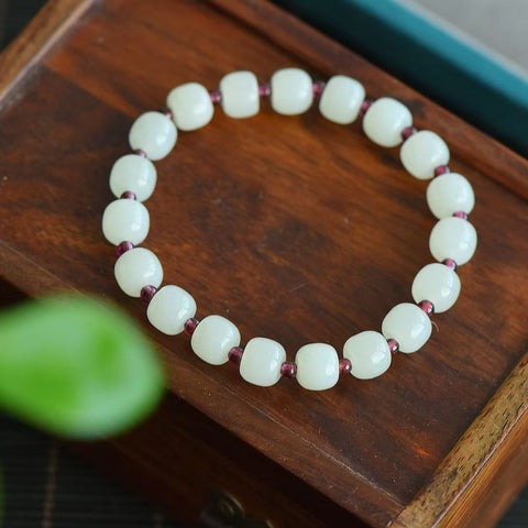 10667#  Gelang Giok Hetian + Delima , Ukuran Sekitar 7*8 cm  Makna Keberhasilan dalam cinta, karier, dan kekayaan. (Termasuk ongkos kirim dan pajak)