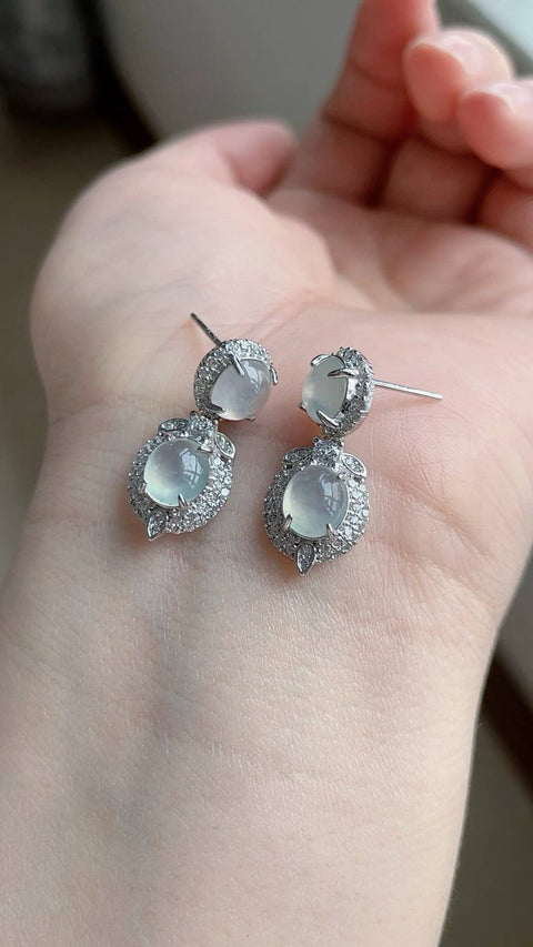 Anting-anting giok alami, terbuat dari material tambang lama, sangat tembus cahaya dan kokoh, dipasang pada perak sterling 925. Desain yang sangat elegan, 6mm x 6x8mm. Harga sudah termasuk ongkos kirim dan pajak.