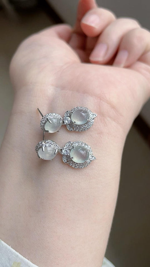 Anting-anting giok alami, terbuat dari material tambang lama, sangat tembus cahaya dan kokoh, dipasang pada perak sterling 925. Desain yang sangat elegan, 6mm x 6x8mm. Harga sudah termasuk ongkos kirim dan pajak.