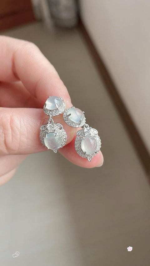 Anting-anting giok alami, terbuat dari material tambang lama, sangat tembus cahaya dan kokoh, dipasang pada perak sterling 925. Desain yang sangat elegan, 6mm x 6x8mm. Harga sudah termasuk ongkos kirim dan pajak.