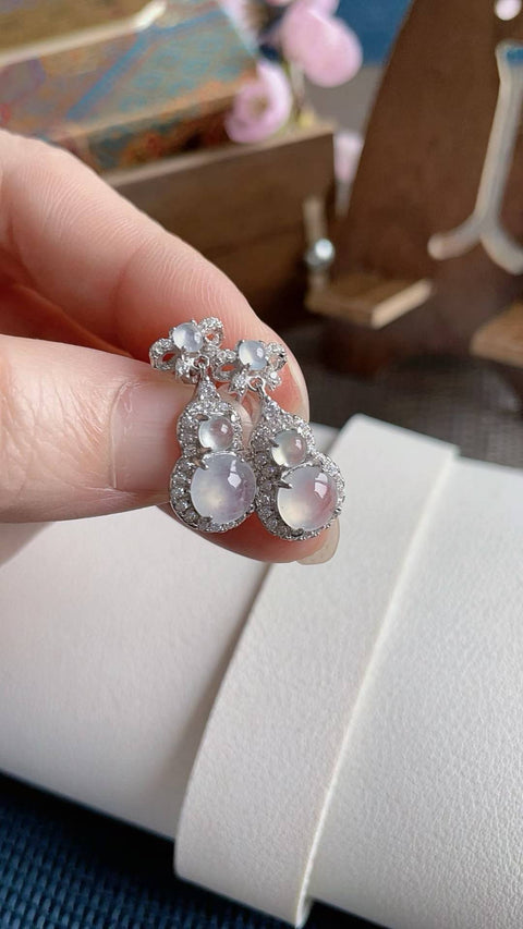 Anting-anting giok alami, dari tambang kuno, sangat tembus cahaya dan kokoh, terbuat dari perak sterling 925. Desain yang sangat elegan, ukuran 7mm x 3mm. Harga sudah termasuk ongkos kirim dan pajak.