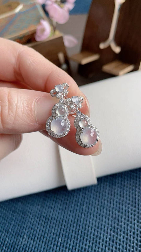 Anting-anting giok alami, dari tambang kuno, sangat tembus cahaya dan kokoh, terbuat dari perak sterling 925. Desain yang sangat elegan, ukuran 7mm x 3mm. Harga sudah termasuk ongkos kirim dan pajak.