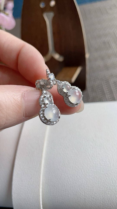 Anting-anting giok alami, dari tambang kuno, sangat tembus cahaya dan kokoh, terbuat dari perak sterling 925. Desain yang sangat elegan, ukuran 7mm x 3mm. Harga sudah termasuk ongkos kirim dan pajak.