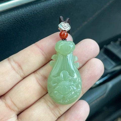 Liontin giok Hetian yang indah, diukir tangan dengan ruyi (simbol keberuntungan), bunga peony, dan karakter "Jade Soulmate". Ongkos kirim dan pajak sudah termasuk.