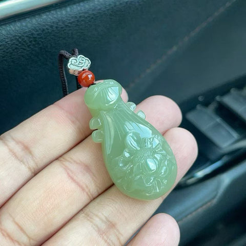 Liontin giok Hetian yang indah, diukir tangan dengan ruyi (simbol keberuntungan), bunga peony, dan karakter "Jade Soulmate". Ongkos kirim dan pajak sudah termasuk.