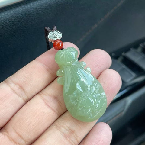 Liontin giok Hetian yang indah, diukir tangan dengan ruyi (simbol keberuntungan), bunga peony, dan karakter "Jade Soulmate". Ongkos kirim dan pajak sudah termasuk.