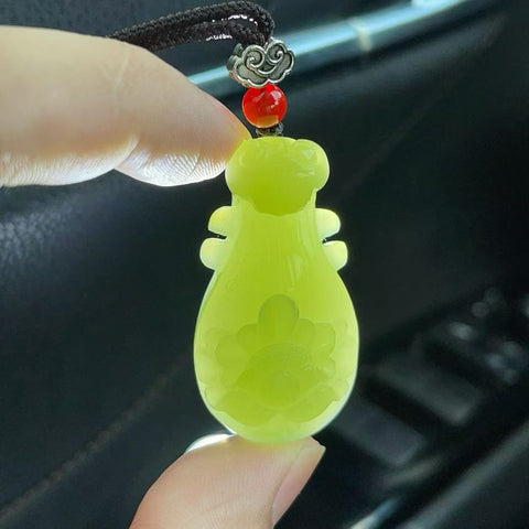 Liontin giok Hetian yang indah, diukir tangan dengan ruyi (simbol keberuntungan), bunga peony, dan karakter "Jade Soulmate". Ongkos kirim dan pajak sudah termasuk.