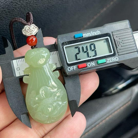 Liontin giok Hetian yang indah, diukir tangan dengan ruyi (simbol keberuntungan), bunga peony, dan karakter "Jade Soulmate". Ongkos kirim dan pajak sudah termasuk.