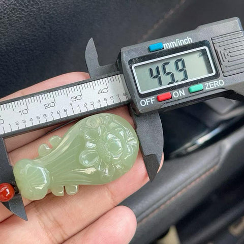 Liontin giok Hetian yang indah, diukir tangan dengan ruyi (simbol keberuntungan), bunga peony, dan karakter "Jade Soulmate". Ongkos kirim dan pajak sudah termasuk.