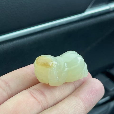 Liontin giok Hetian yang indah, diukir tangan, terbuat dari bahan berkualitas tinggi yang dipilih dengan cermat, menampilkan gula merah alami untuk keberuntungan. Kualitas dan pengerjaan yang luar biasa. Termasuk ongkos kirim dan pajak.