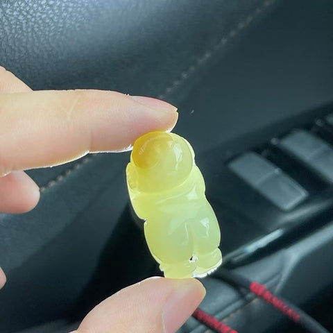 Liontin giok Hetian yang indah, diukir tangan, terbuat dari bahan berkualitas tinggi yang dipilih dengan cermat, menampilkan gula merah alami untuk keberuntungan. Kualitas dan pengerjaan yang luar biasa. Termasuk ongkos kirim dan pajak.