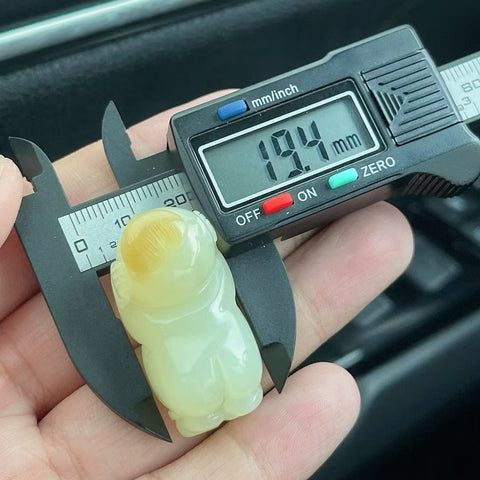Liontin giok Hetian yang indah, diukir tangan, terbuat dari bahan berkualitas tinggi yang dipilih dengan cermat, menampilkan gula merah alami untuk keberuntungan. Kualitas dan pengerjaan yang luar biasa. Termasuk ongkos kirim dan pajak.