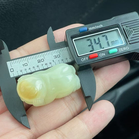 Liontin giok Hetian yang indah, diukir tangan, terbuat dari bahan berkualitas tinggi yang dipilih dengan cermat, menampilkan gula merah alami untuk keberuntungan. Kualitas dan pengerjaan yang luar biasa. Termasuk ongkos kirim dan pajak.