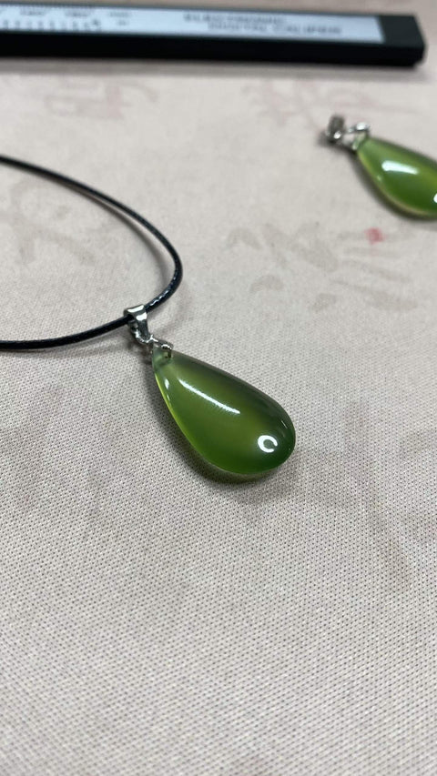 Liontin tulang selangka giok Xiuyan yang indah, berbentuk tetesan air mata, melambangkan kekayaan dan kemakmuran. Ukuran: 27,3 x 14 mm. Termasuk ongkos kirim dan pajak.