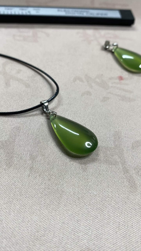 Liontin tulang selangka giok Xiuyan yang indah, berbentuk tetesan air mata, melambangkan kekayaan dan kemakmuran. Ukuran: 27,3 x 14 mm. Termasuk ongkos kirim dan pajak.