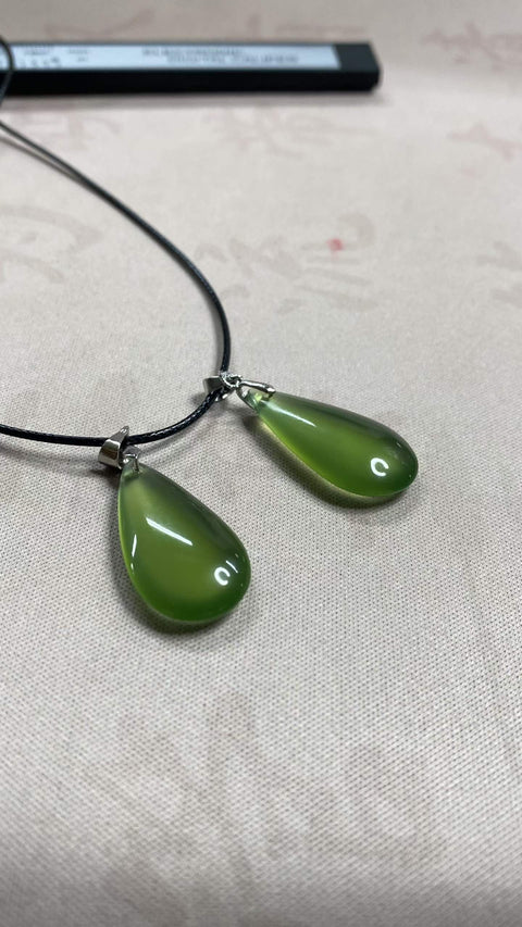 Liontin tulang selangka giok Xiuyan yang indah, berbentuk tetesan air mata, melambangkan kekayaan dan kemakmuran. Ukuran: 27,3 x 14 mm. Termasuk ongkos kirim dan pajak.