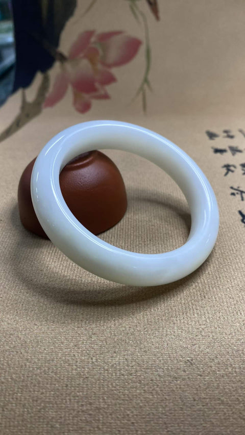 Gelang giok Xiuyan putih yang indah, diameter dalam: 55,2 mm, lebar tepi: 13,2 mm. Semua batu terbentuk secara alami. Termasuk ongkos kirim dan pajak.