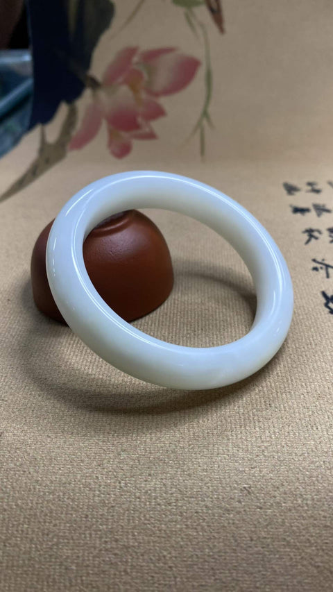 Gelang giok Xiuyan putih yang indah, diameter dalam: 55,2 mm, lebar tepi: 13,2 mm. Semua batu terbentuk secara alami. Termasuk ongkos kirim dan pajak.