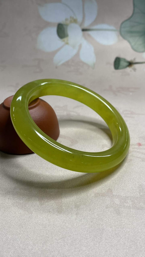 Gelang giok Xiuyan yang indah, berwarna hijau kekuningan. Diameter dalam: 60,3 mm, lebar tepi: 11,5 mm. Semua batu terbentuk secara alami. Harga sudah termasuk ongkos kirim dan pajak.