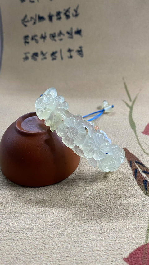 Berkah Seumur Hidup: Gelang giok Xiuyan yang indah, diukir dengan halus dan dipadukan dengan aksesori elegan. Ukuran: 61 x 18 mm. Termasuk ongkos kirim dan pajak.