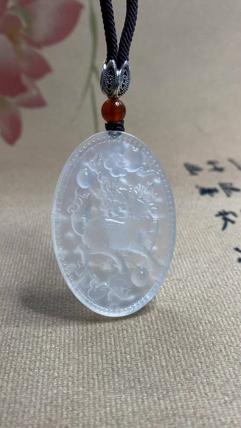 Persembahan Harta Karun Qilin: Liontin Giok Xiuyan yang Indah, melambangkan kekayaan dan kemakmuran. Dimensi: 48,5 x 32,5 x 7,5 mm. Harga sudah termasuk ongkos kirim dan pajak.