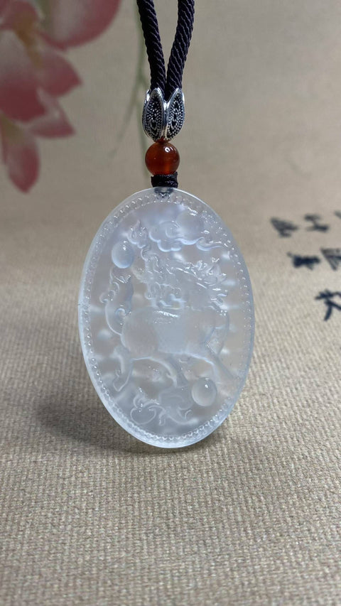 Persembahan Harta Karun Qilin: Liontin Giok Xiuyan yang Indah, melambangkan kekayaan dan kemakmuran. Dimensi: 48,5 x 32,5 x 7,5 mm. Harga sudah termasuk ongkos kirim dan pajak.