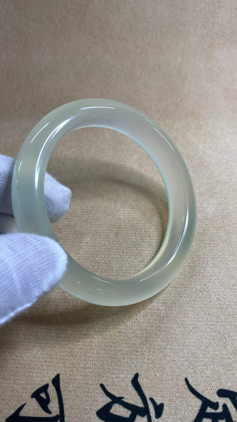 Gelang Blizzard tipe es giok Xiuyan yang indah, berkilau dan tembus pandang, dengan tekstur seperti es, diameter dalam: 60,3 mm, lebar tepi: 12,2 mm. Semua batu terbentuk secara alami. Harga sudah termasuk ongkos kirim dan pajak.