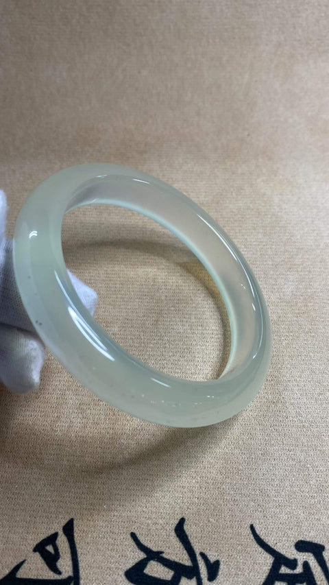 Gelang Blizzard tipe es giok Xiuyan yang indah, berkilau dan tembus pandang, dengan tekstur seperti es, diameter dalam: 60,3 mm, lebar tepi: 12,2 mm. Semua batu terbentuk secara alami. Harga sudah termasuk ongkos kirim dan pajak.