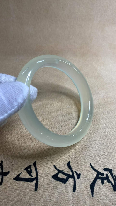 Gelang Blizzard tipe es giok Xiuyan yang indah, berkilau dan tembus pandang, dengan tekstur seperti es, diameter dalam: 60,3 mm, lebar tepi: 12,2 mm. Semua batu terbentuk secara alami. Harga sudah termasuk ongkos kirim dan pajak.