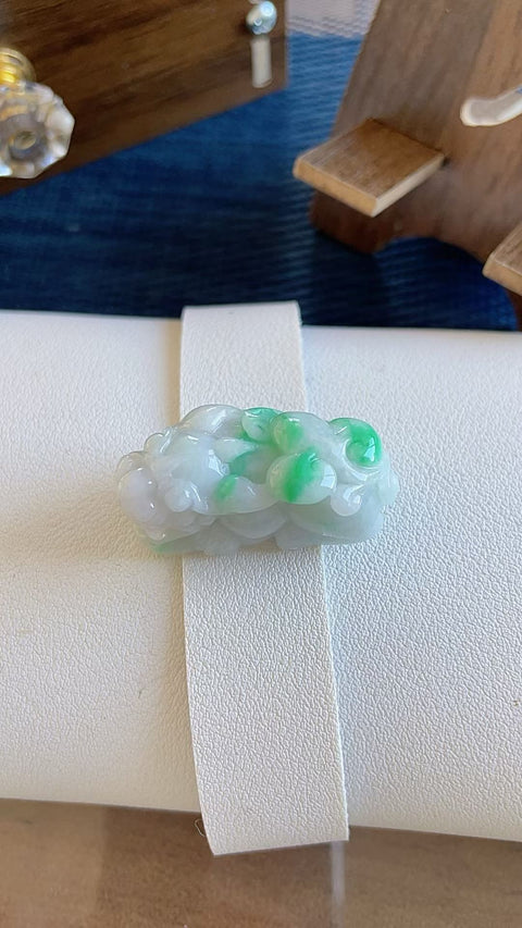 Pixiu giok alami, melambangkan kekayaan dan kemakmuran, dengan warna hijau cerah, berukuran 3,7 x 1,5 cm, termasuk ongkos kirim dan pajak.