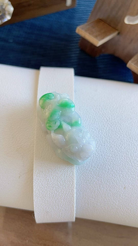 Pixiu giok alami, melambangkan kekayaan dan kemakmuran, dengan warna hijau cerah, berukuran 3,7 x 1,5 cm, termasuk ongkos kirim dan pajak.