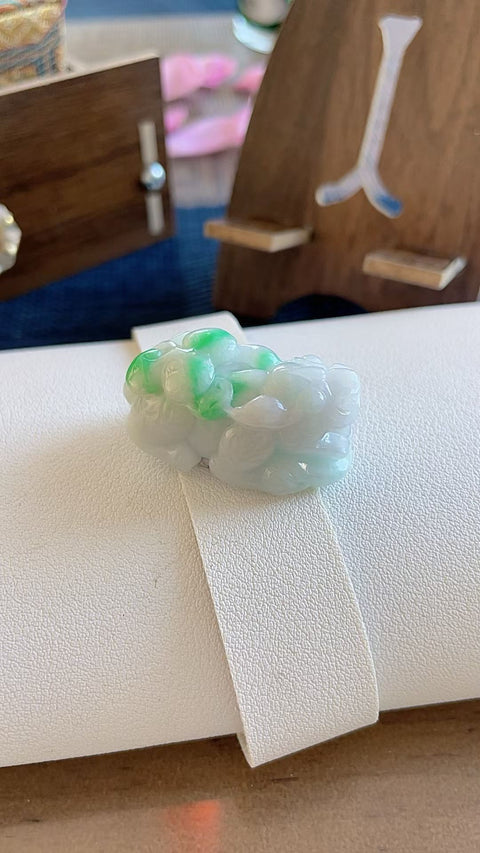 Pixiu giok alami, melambangkan kekayaan dan kemakmuran, dengan warna hijau cerah, berukuran 3,7 x 1,5 cm, termasuk ongkos kirim dan pajak.