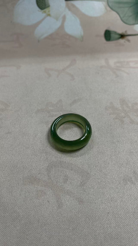 Cincin: Cincin giok Xiuyan yang indah dengan warna hijau pekat, diameter dalam: 18mm, termasuk ongkos kirim dan pajak.