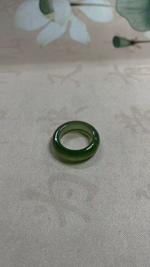Cincin: Cincin giok Xiuyan yang indah dengan warna hijau pekat, diameter dalam: 18mm, termasuk ongkos kirim dan pajak.
